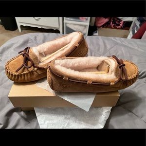 NEW womens Ugg Slipper - size 6 - never worn